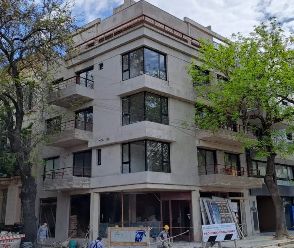 Estructura de hormigón armado en construcción