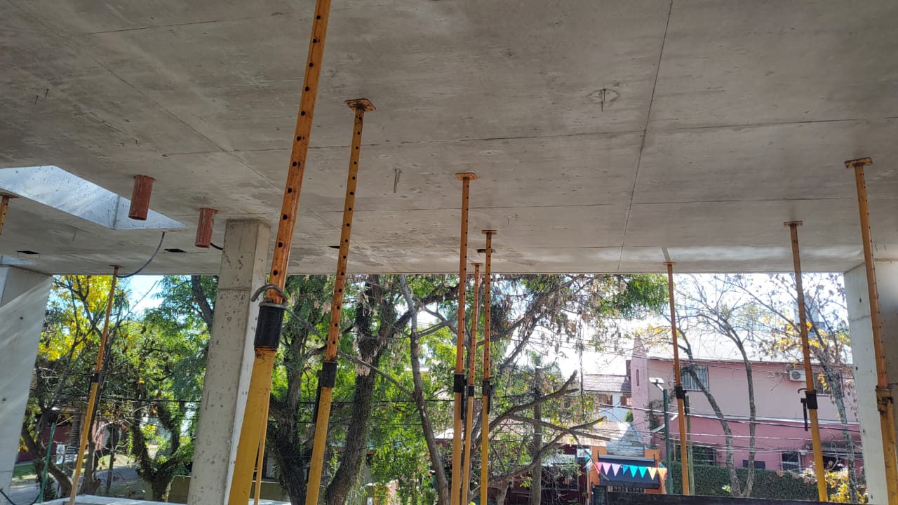 Estructura de hormigón armado en construcción
