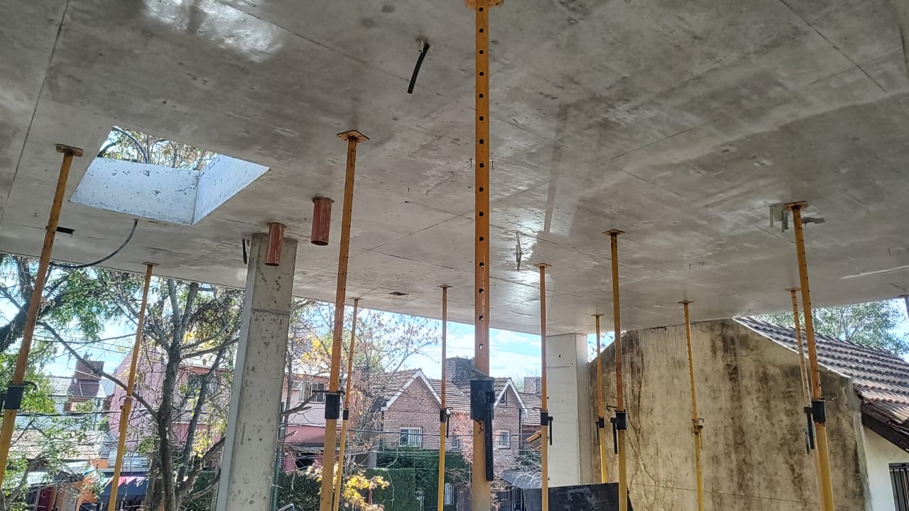 Estructura de hormigón armado en construcción