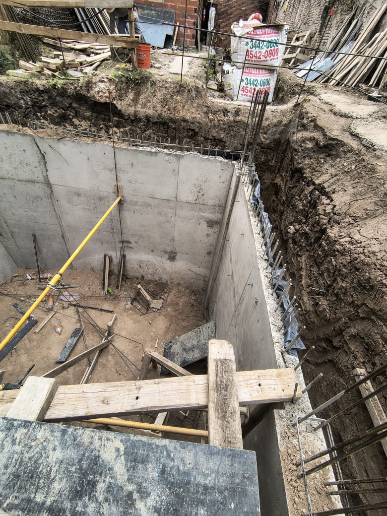 Estructura de hormigón armado en construcción