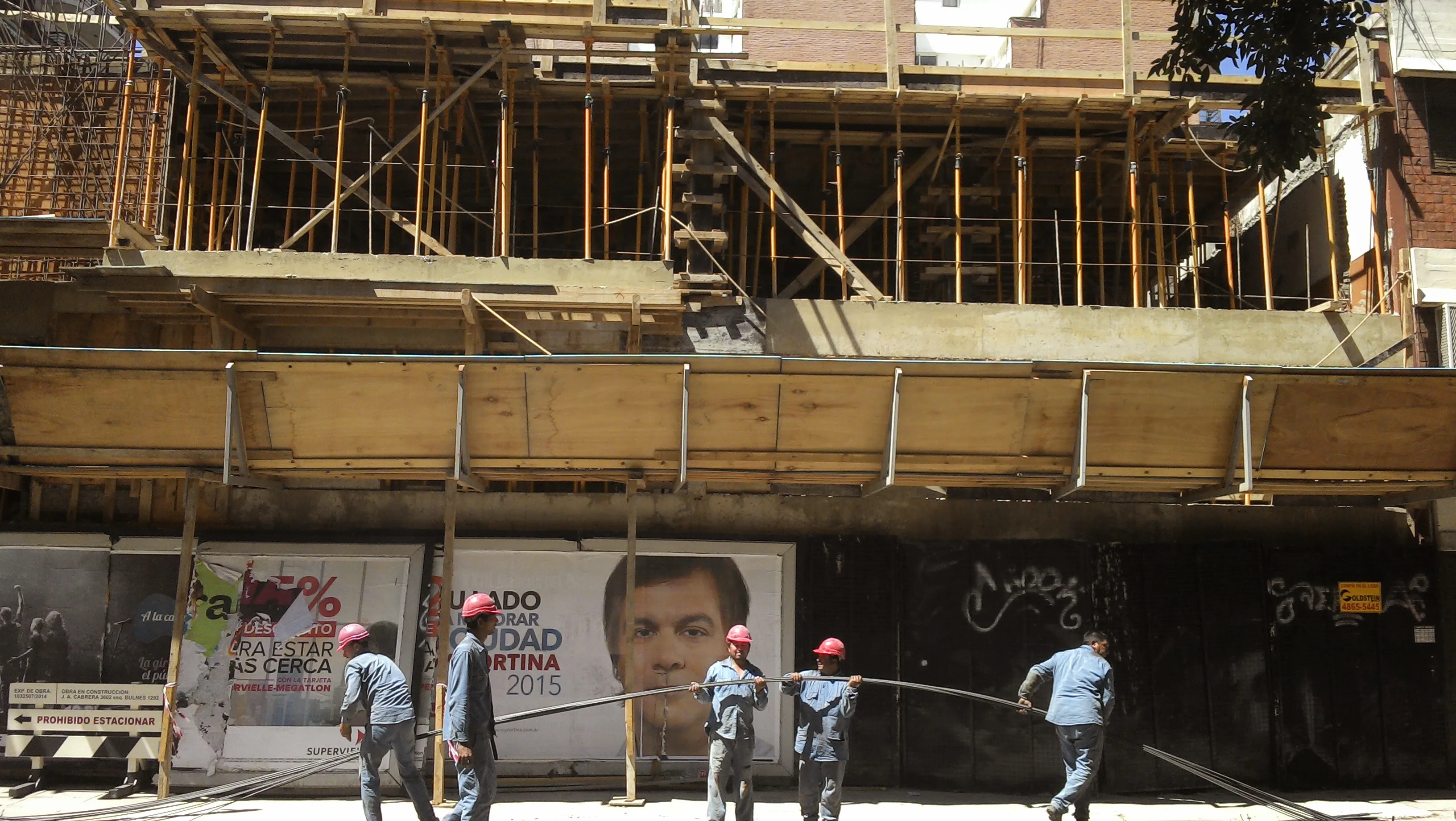 Encofrado y estructura de hormigón armado en obra