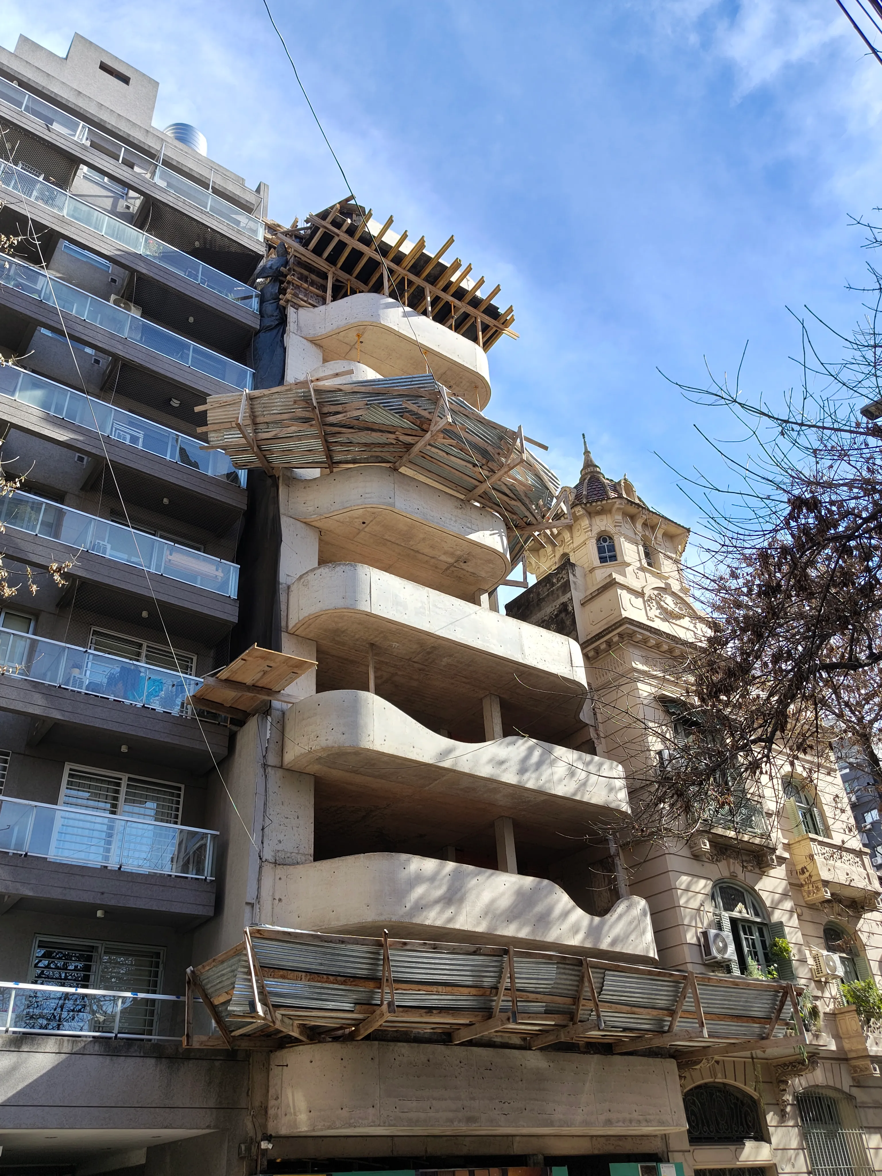 Edificio de hormigón armado en construcción